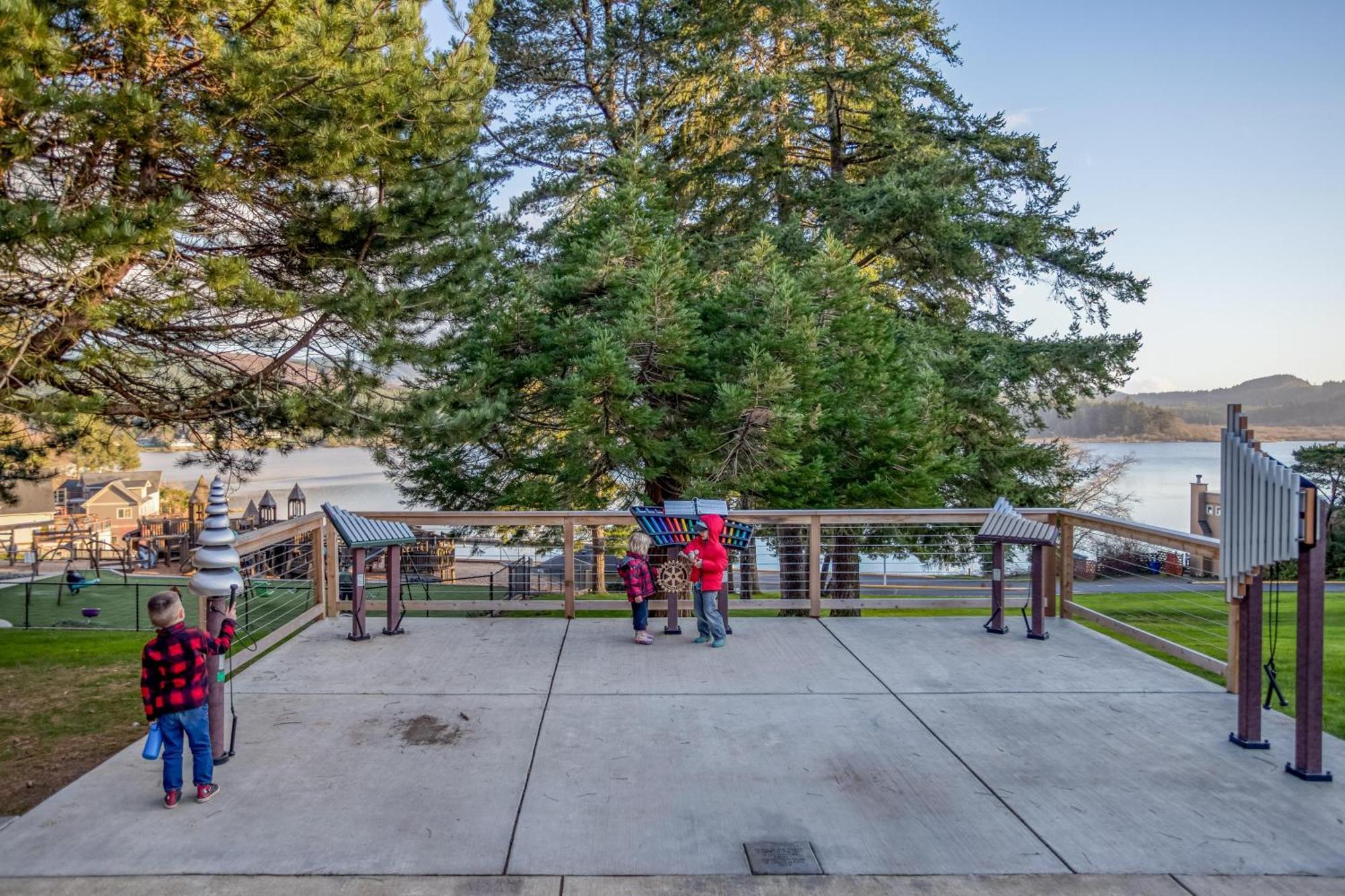 Above The Beach Lincoln City Exterior photo